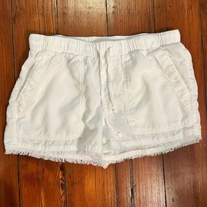 Bella Dahl Frayed Hem Pocket Shorts